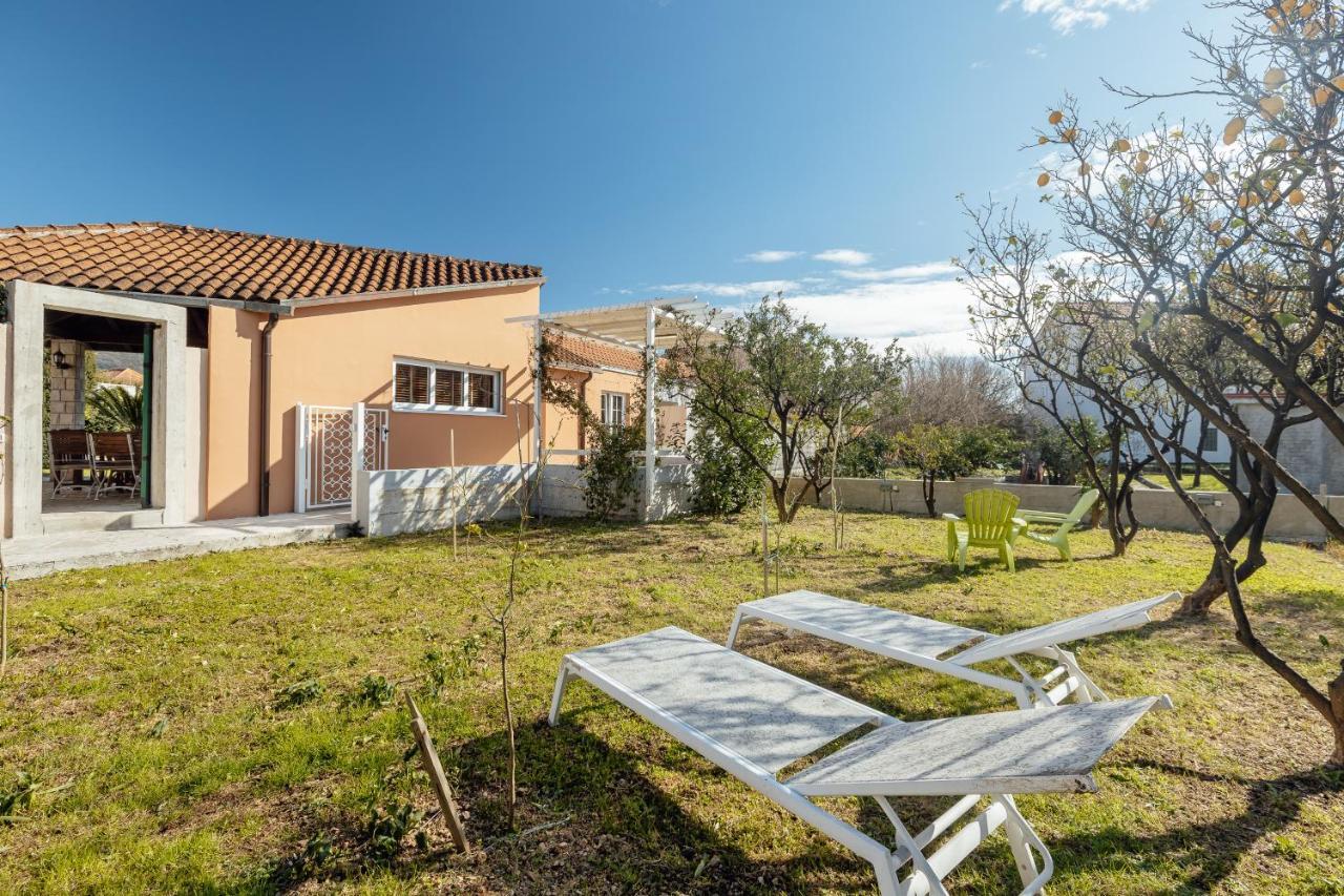 Stylish Mini-House With Garden & Beach Bijela Exterior foto