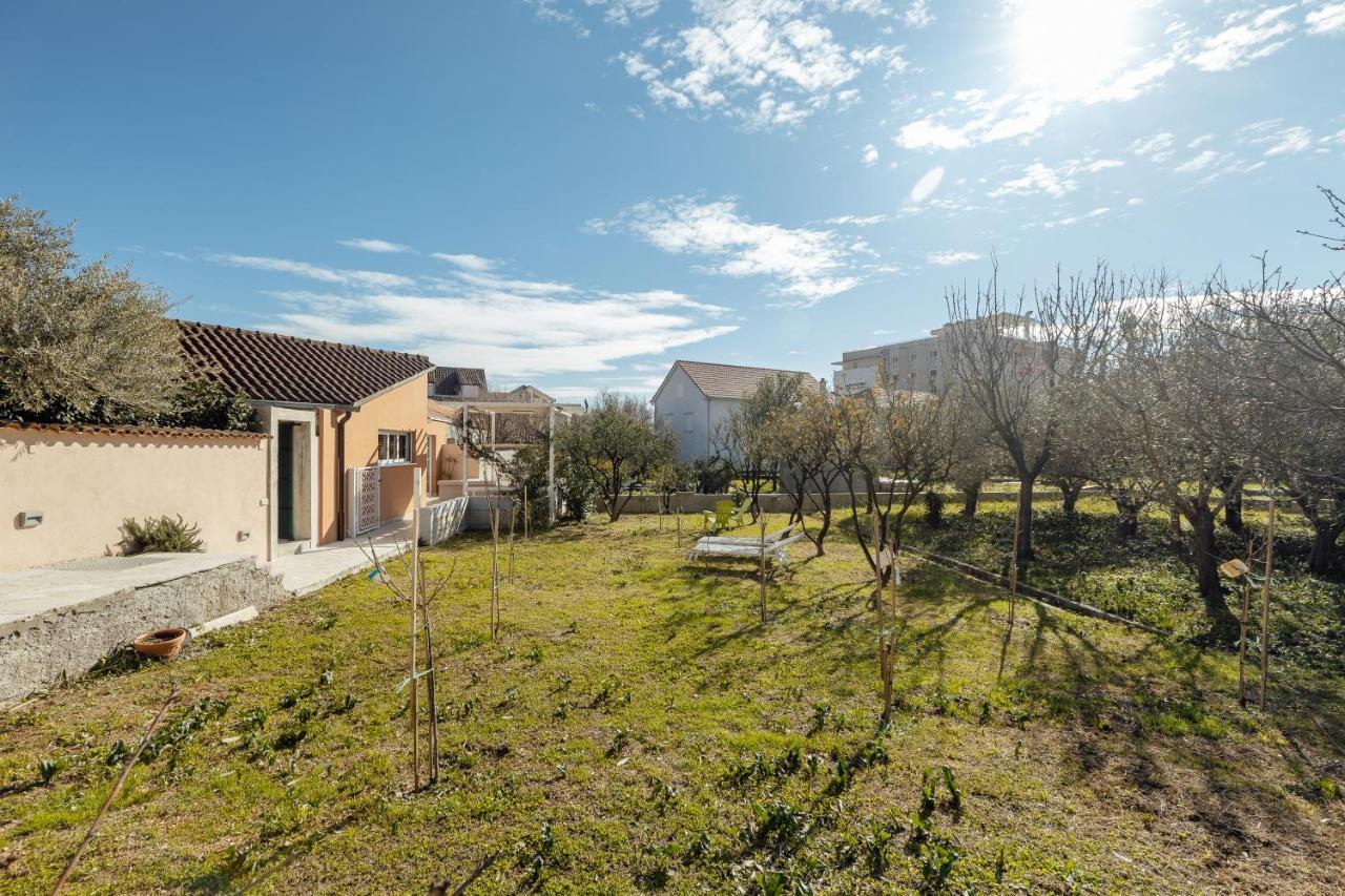 Stylish Mini-House With Garden & Beach Bijela Exterior foto